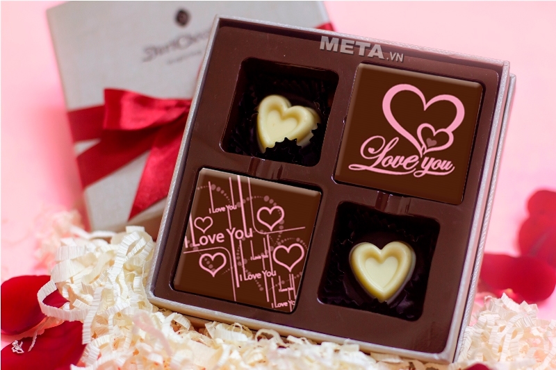 Hộp socola Valentine là món quà lãng mạn hoàn hảo để tặng người yêu trong dịp Valentine. Sự ngọt ngào của socola và hình dáng độc đáo của hộp sẽ làm say lòng mọi trái tim. Bạn sẽ không thể cưỡng lại sự quyến rũ của sản phẩm này.