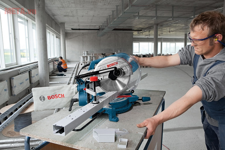 Máy cắt đa năng Bosch GCM 10 MX được sử dụng tại các công trường xây dựng. Máy cắt đa năng Bosch GCM 10 MX được sử dụng tại các công trường xây dựng.