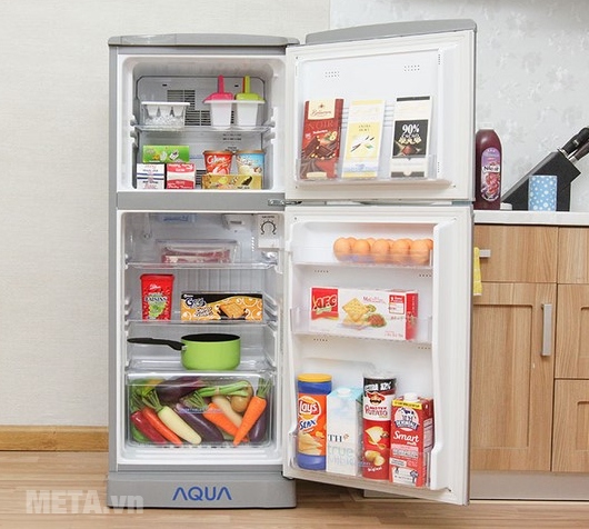 Tủ lạnh 110 lít AQUA AQR-125AN với hệ thống khay kệ linh hoạt.