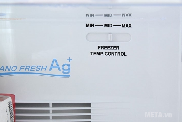 Tủ lạnh 110 lít AQUA AQR-125AN với công nghệ nano khử mùi hiệu quả.