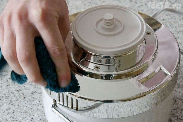 Để các bộ phận trên khăn khô cho ráo hết nước Để các bộ phận trên khăn khô cho ráo hết nước