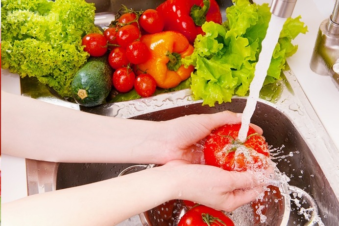 Rửa rau củ quả sạch hơn dưới vòi nước chảy mạnh