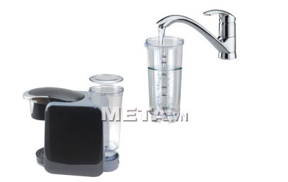 Đổ nước vào ngăn đựng nước của máy pha cà phê viên nén Nesso K-cup Đổ nước vào ngăn đựng nước của máy pha cà phê viên nén Nesso K-cup