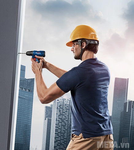 Máy khoan vặn vít động lực dùng pin Bosch GSB 120-LI dễ dàng khoan trên thép. Máy khoan vặn vít động lực dùng pin Bosch GSB 120-LI dễ dàng khoan trên thép.