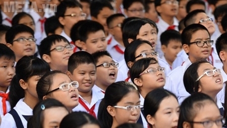 Sử dụng loại bóng đèn không đủ ánh sáng sẽ làm trẻ bị cận thị. Sử dụng loại bóng đèn không đủ ánh sáng sẽ làm trẻ bị cận thị.