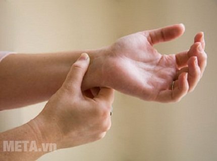 Thả lỏng bàn tay và lắc bàn tay để máu lưu thông xuống các ngón tay nhanh hơn