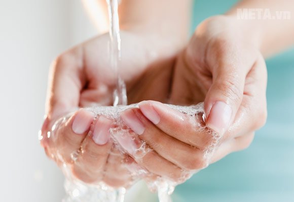 Rửa tay bằng xà phòng hay cồn giúp diệt vi khuẩn và thức ăn làm tăng độ chính xác khi sử dụng máy đo đường huyết