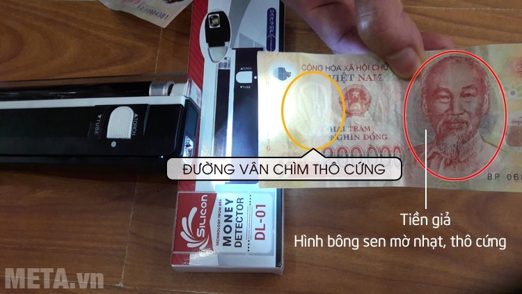 Sử dụng thanh soi tiền Silicon DL-01 để phân biệt tiền polyme mệnh giá 200.000 đồng thật và giả. Sử dụng thanh soi tiền Silicon DL-01 để phân biệt tiền polyme mệnh giá 200.000 đồng thật và giả.