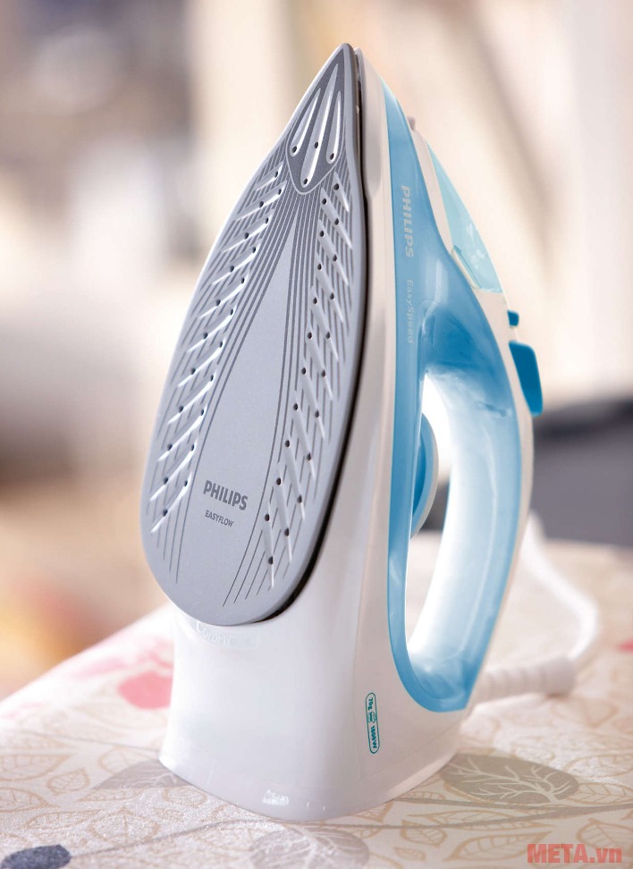 Bàn là hơi nước Philips GC1028 có nhiều lỗ thoát hơi trên bề mặt đế.
