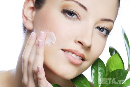 Thoa kem dưỡng ẩm để giữ cho làn da luôn căng tràn đầy sức sống. Thoa kem dưỡng ẩm để giữ cho làn da luôn căng tràn đầy sức sống.
