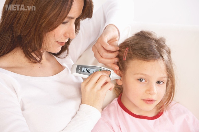 Nhấn vào ảnh để phóng to Tư thế đo nhiệt độ cơ thể ở tai