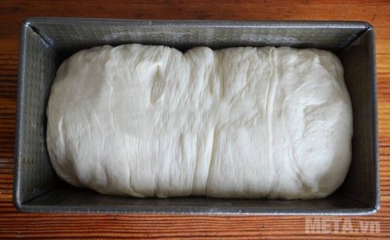 Cho bột vào khuôn làm bánh